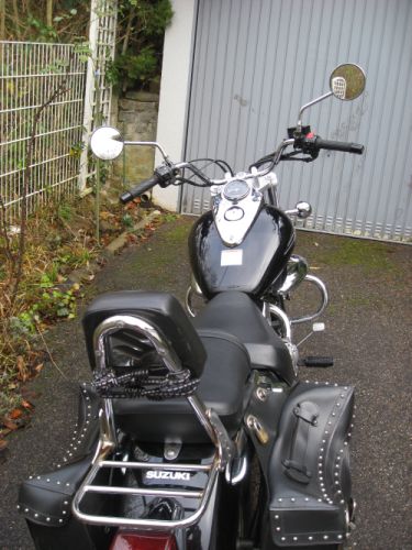 Bild 30: Mein Motorrad "SUZUKI Intruder 125" / Ansicht von hinten - die Sissybar